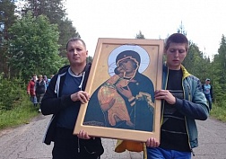 Крестный ход ко Святому озеру
