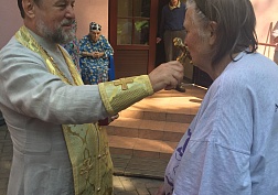 Первый молебен в пансионате для престарелых.