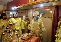 Литургия на монастырском подворье 