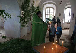 Литургия в храме деревни Меландово